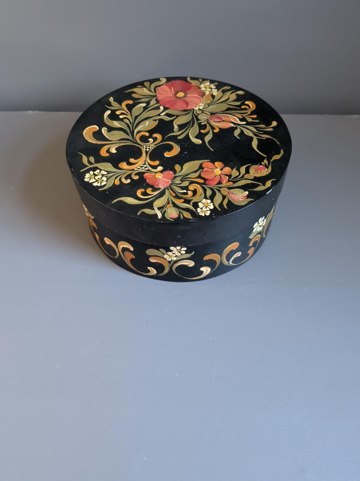 Closed vintage floral round box