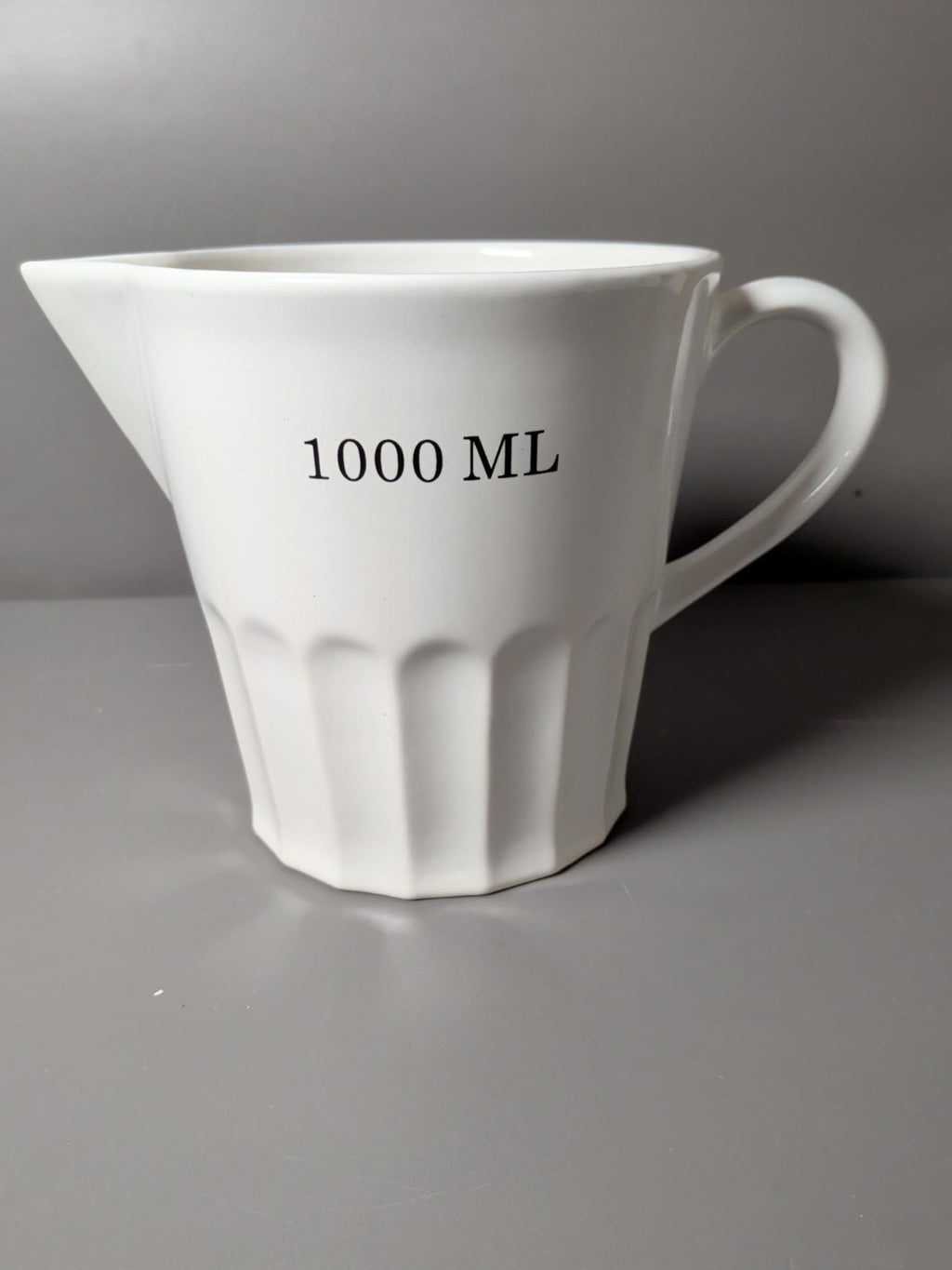 White ceramic 1000ml kitchen measuring jug side view
